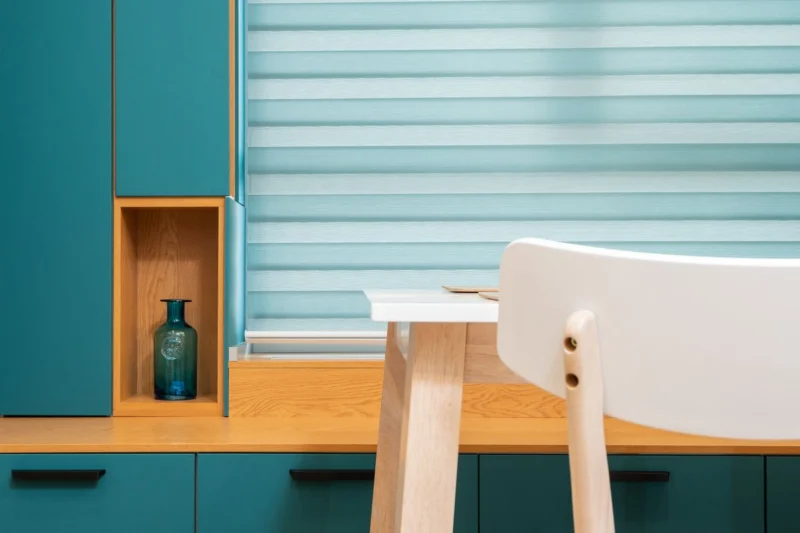Cordless or chain roller blinds: a day and night roller blind over a kitchen window